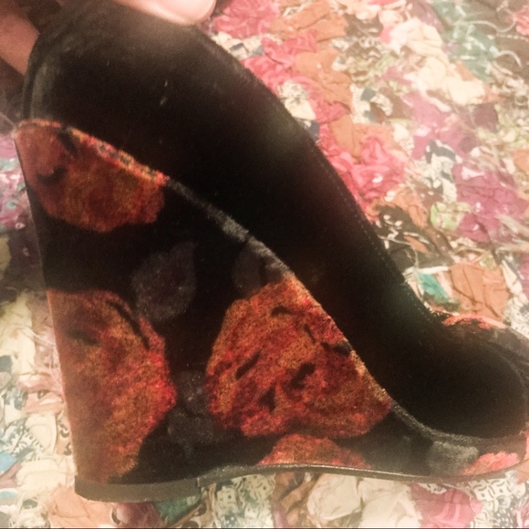 Vintage Via Spiga Velvet Floral wedges - Picture 7 of 8